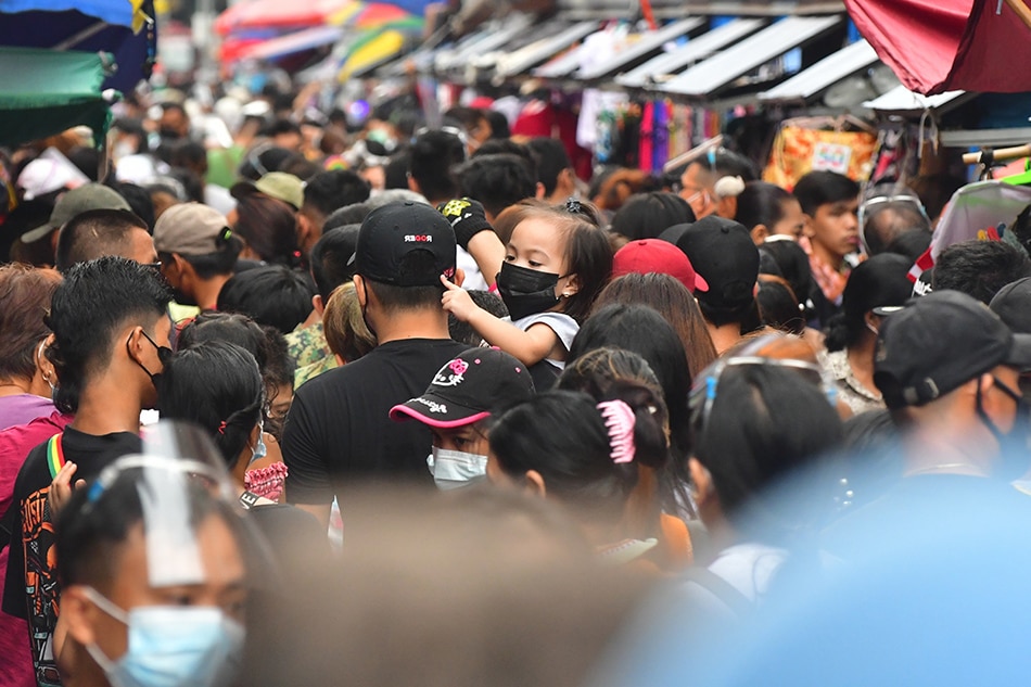 Shoppers go around the Divisoria market in Manila on Sunday, November 14, 2021. The National Capital Region may go on COVID-19 Alert Level 1 by Dec. 1, according to the Inter-Agency task Force on COVID-19, although it warned of another surge if people fail to strictly observe minimum health protocols. Mark Demayo, ABS-CBN News