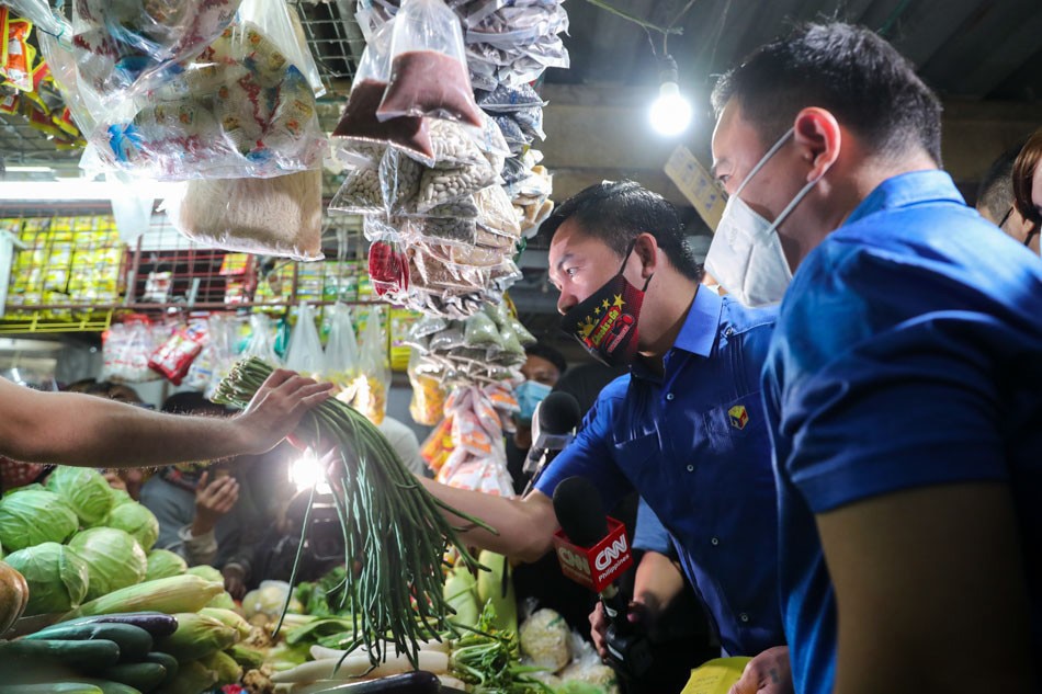 Senator Manny Pacquiao shops at the Guadalupe Market in Makati City on November 17, 2021. Jonathan Cellona, ABS-CBN News