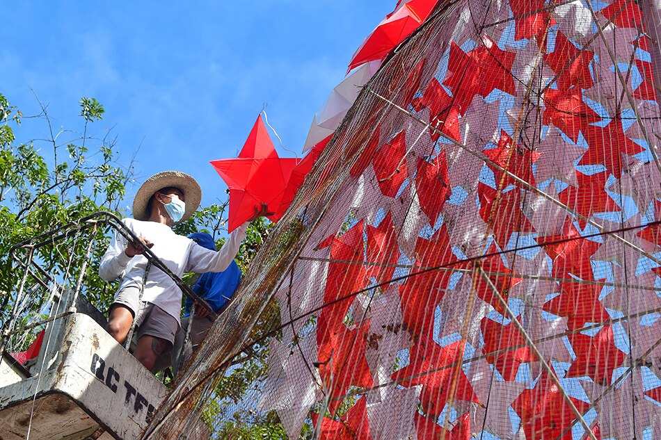 Inaayos ng isang trabahador ang ipapatayong Christmas tree sa Quezon City hall. Mark Demayo, ABS-CBN News/File