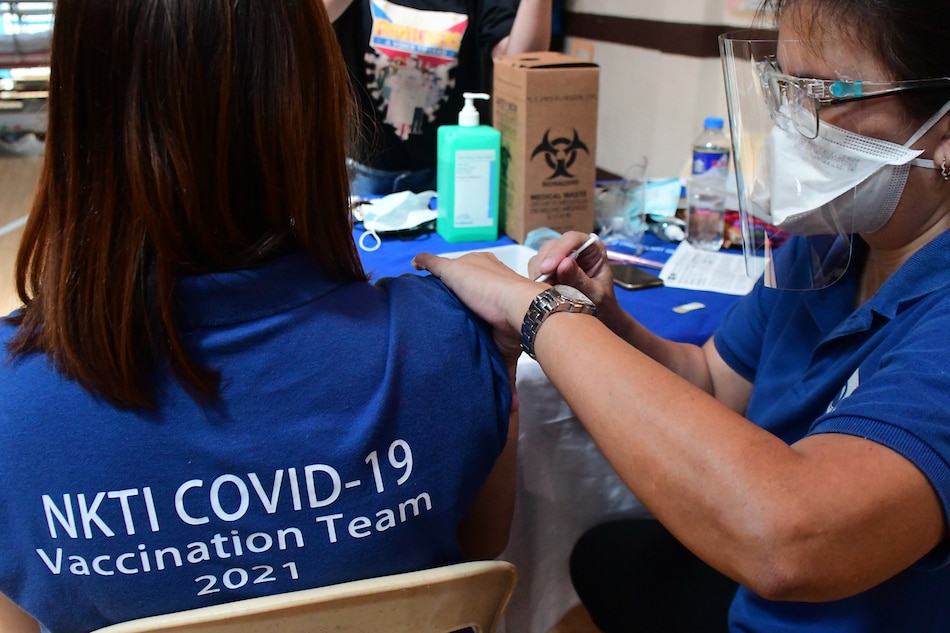 Tumanggap ng booster shot ng COVID-19 vaccine ang ilang health worker sa National Kidney and Transplant Institute sa Quezon City nitong Nobyembre 17. ABS-CBN News