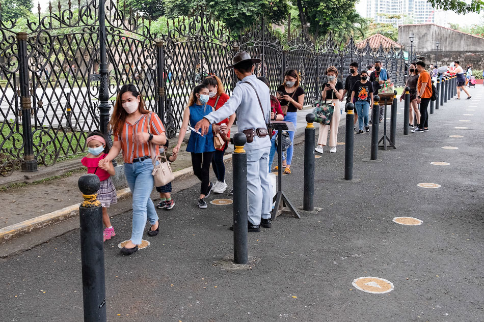 Tourists fall in line to get inside the Fort Santiago in Intramuros, Manila on November 20, 2021. National Task Force Against COVID-19 Spokesperson Restituto Padilla called on the public to be “conscious” when going out and to still bring face shields as some establishments require it amid the relaxed policies. George Calvelo, ABS-CBN News