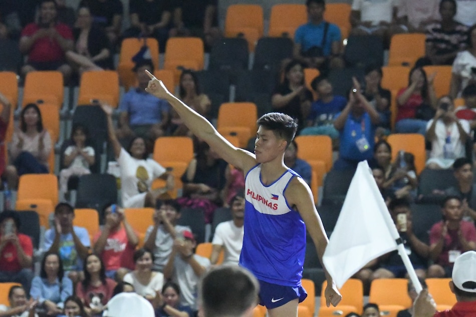 Philippine's EJ Obiena bags gold after registering 5.45 meters in 2019 SEA games pole vault competion at the New Clark City in Capas, Tarlac on December 7, 2019. Mark Demayo, ABS-CBN News