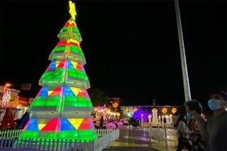 Makukulay na Christmas display dinarayo sa Imus