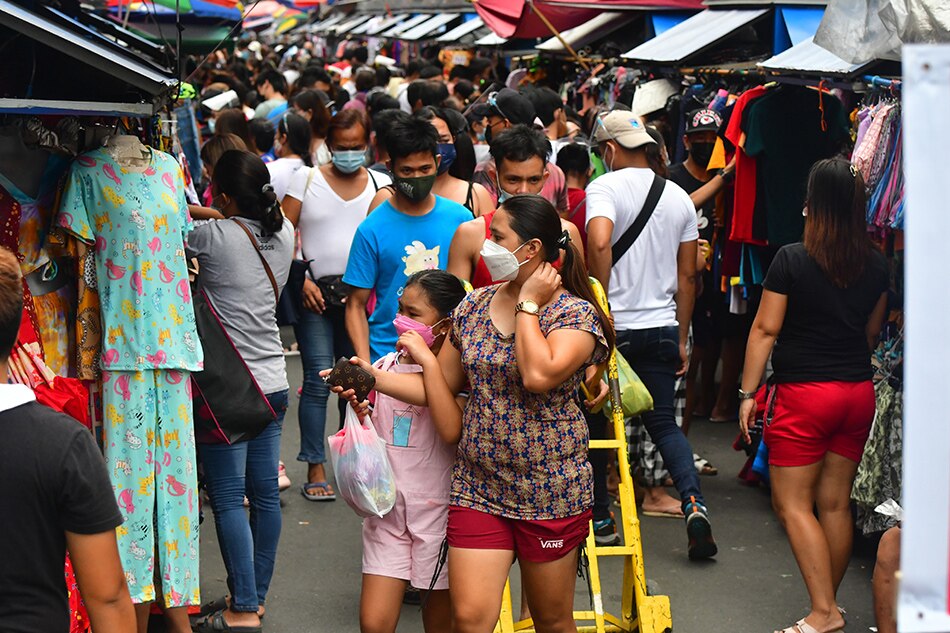 Shoppers go around the Divisoria market in Manila on Sunday, November 14, 2021. Mark Demayo, ABS-CBN News
