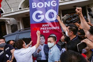 Sino ang makikinabang sa pag-atras ni Go sa presidential race?