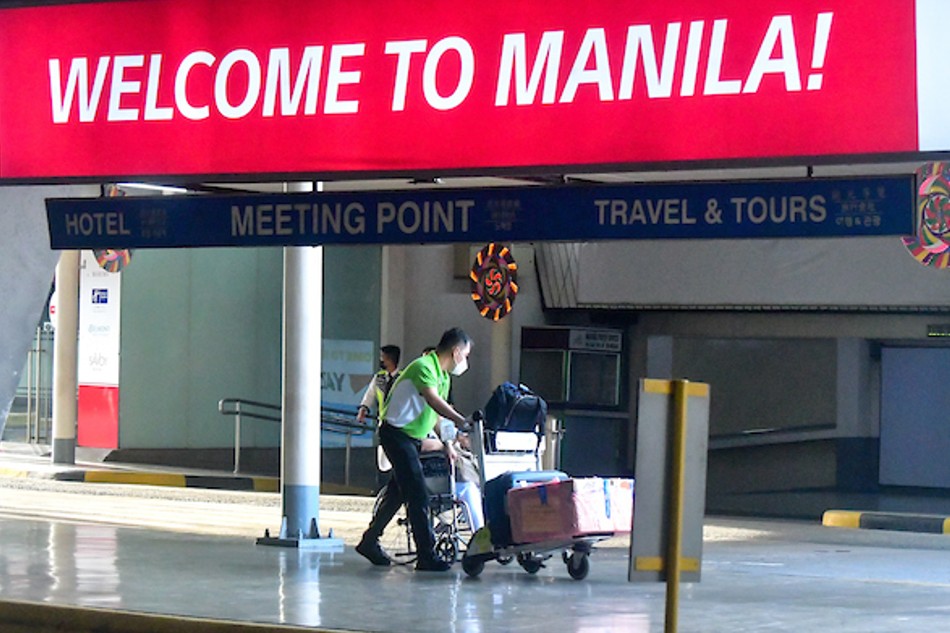 NAIA Terminal 1 noong Nobyembre 29, 2021 sa kalagitnaan ng pagpataw ng travel ban sa 14 bansa na apektado ng Omicron variant ng COVID-19. Mark Demayo, ABS-CBN News