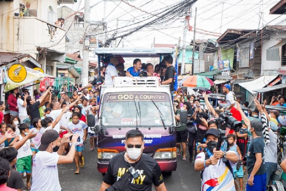 Fans and supporters crowded the streets during Sen. Manny Pacquiao's motorcade in Laguna. Handout photo