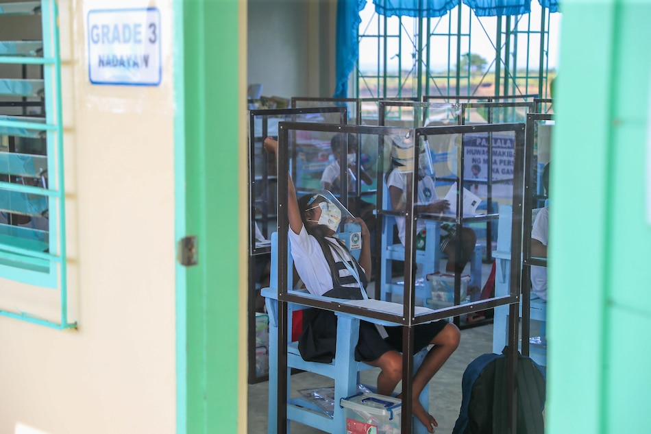 Mga estudyante na lumalahok sa pilot face-to-face classes ng Longos Elementary School sa Alaminos, Pangasinan noong Nobyembre 15, 2021. Jonathan Cellona, ABS-CBN News/File