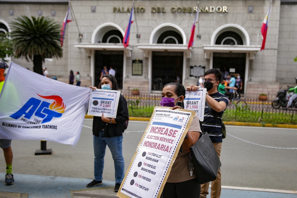 Teachers hold a protest in front of the COMELEC headquarters in Intramuros, Manila on December 7, 2021. Led by ACT Teachers Partylist, the group called for free COVID-19 testing and better election service compensation for poll workers. George Calvelo, ABS-CBN News
