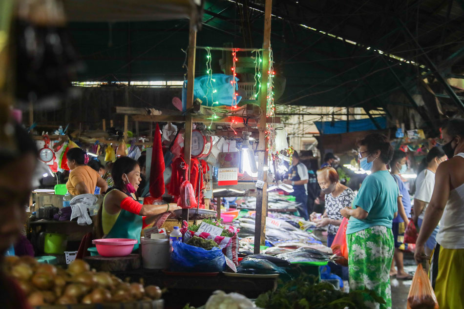  Consumers visit the Central Market in Manila on December 07, 2021. Jonathan Cellona, ABS-CBN News/File