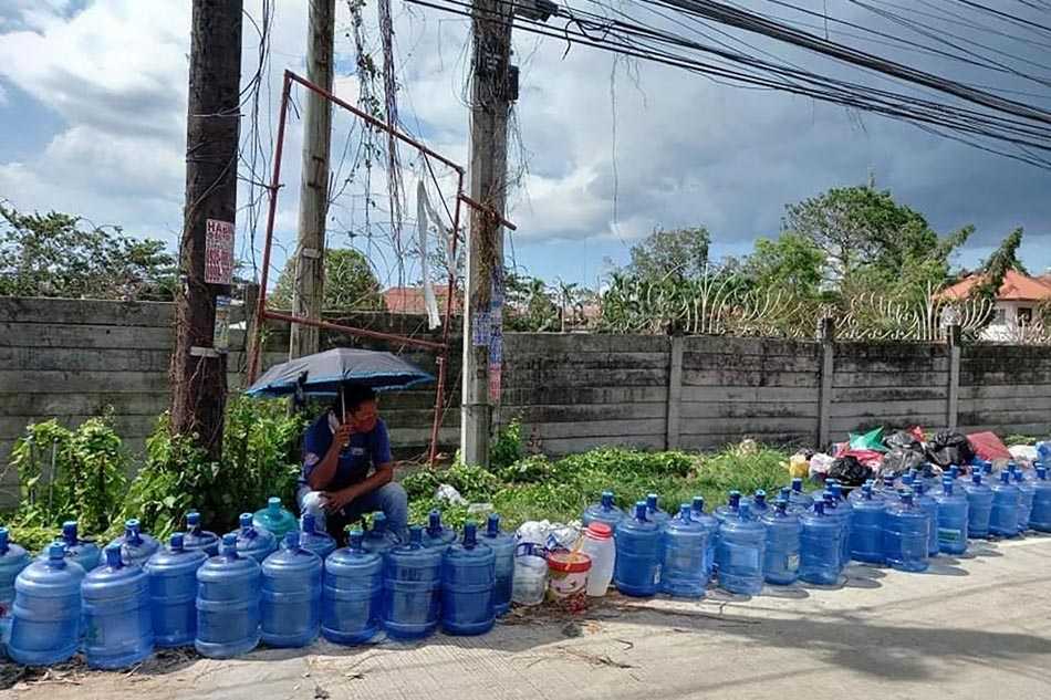 Queueing up for water in Tagbilaran