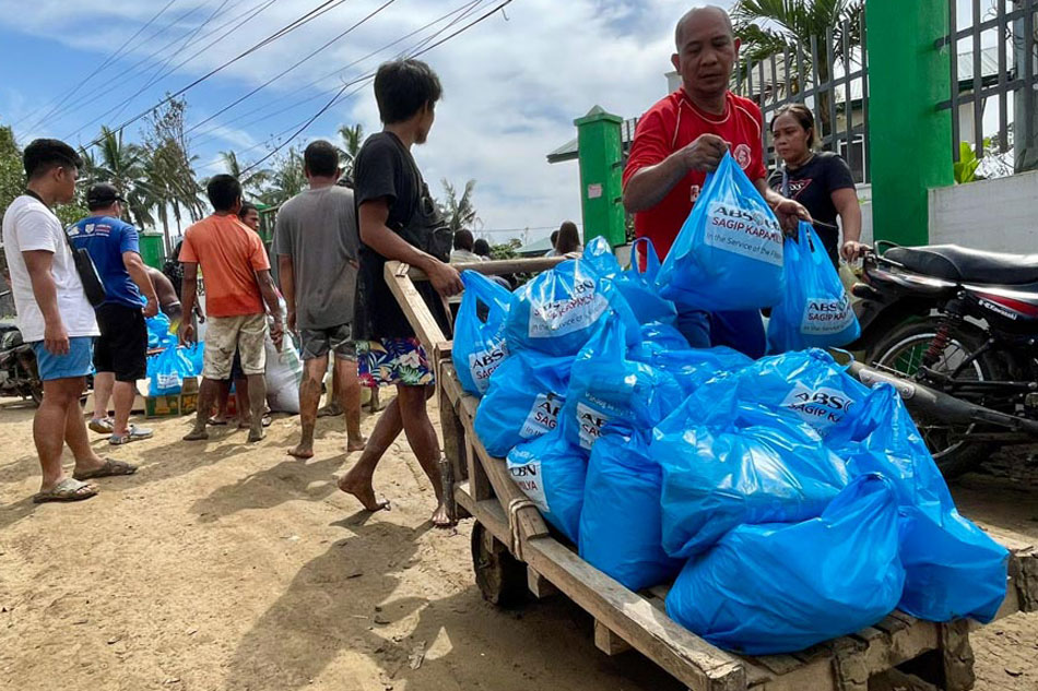 ABS-CBN foundation distributes food packs in Negros Occ