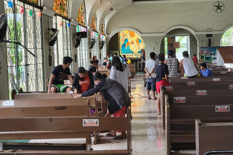 WATCH: Tagbilaran priests say mass during typhoon 3