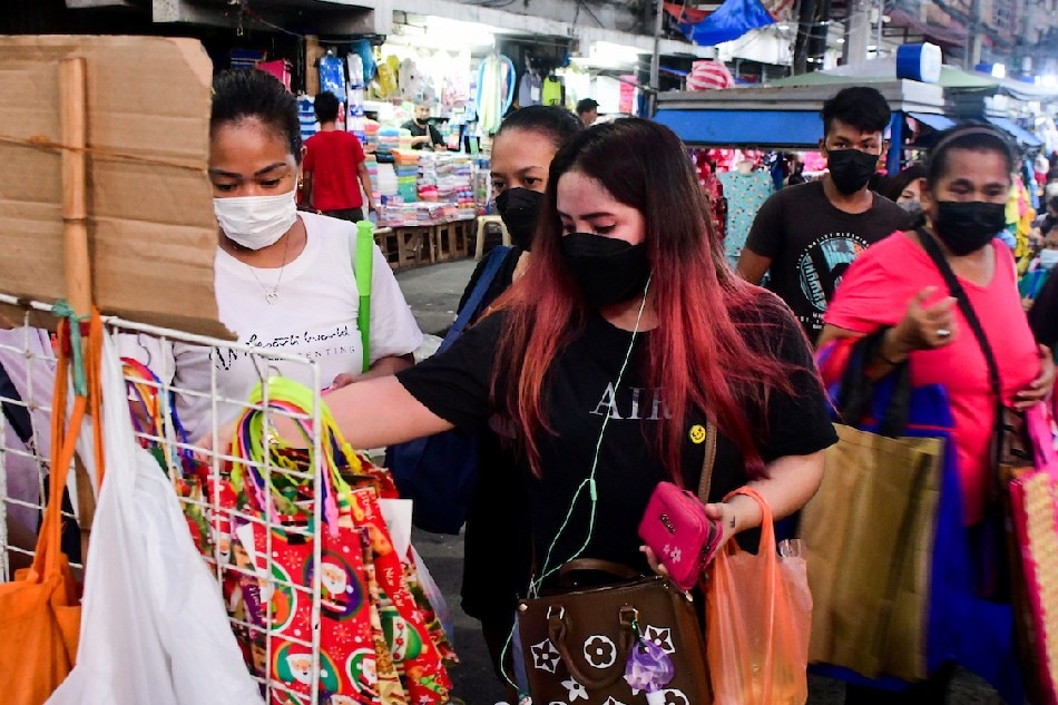 People shop for last-minute Christmas gifts at Divisoria in Manila on Christmas Eve, Dec. 24, 2021. Mark Demayo, ABS-CBN News