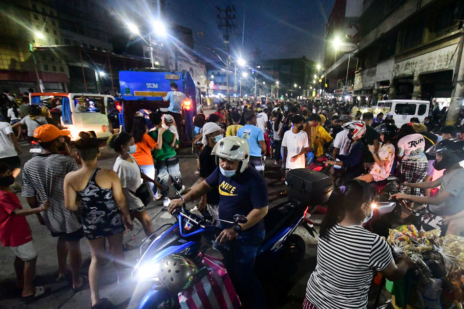 People shop for last-minute Christmas gifts at Divisoria in Manila on Christmas Eve, December 24, 2021. Mark Demayo, ABS-CBN News/file