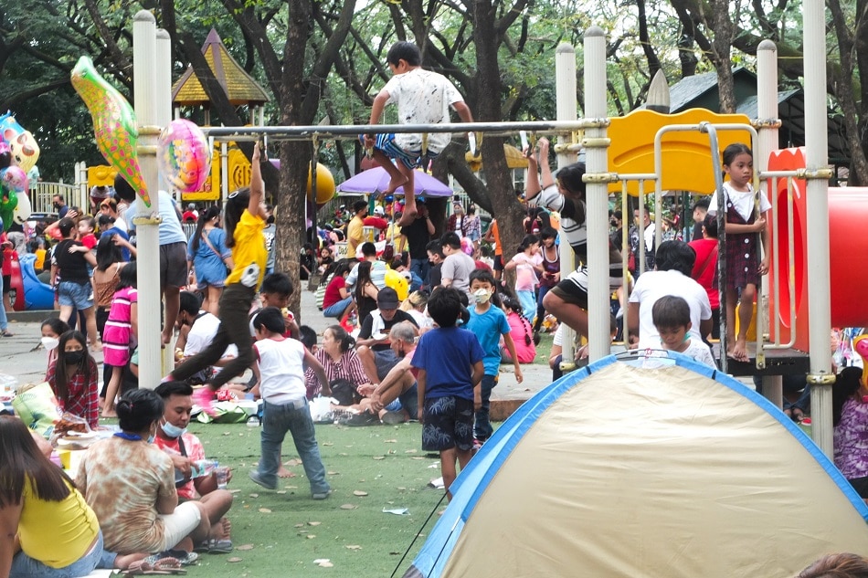 Visitors flock to the Quezon Memorial Circle in Quezon City on Christmas Day, Dec. 25, 2021. Mark Demayo, ABS-CBN News