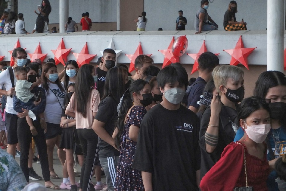 Visitors flock to the Quezon Memorial Circle in Quezon City on Christmas Day, Saturday. Health experts cautioned about the slight increase in COVID-19 cases from last week and advised the public to observe minimum health protocols as the threat of coronavirus remains. Mark Demayo, ABS-CBN News
