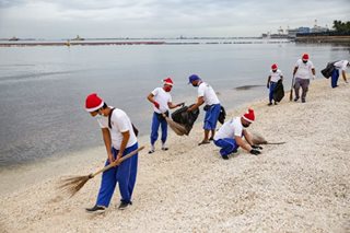 Santas keep Manila Dolomite Beach clean
