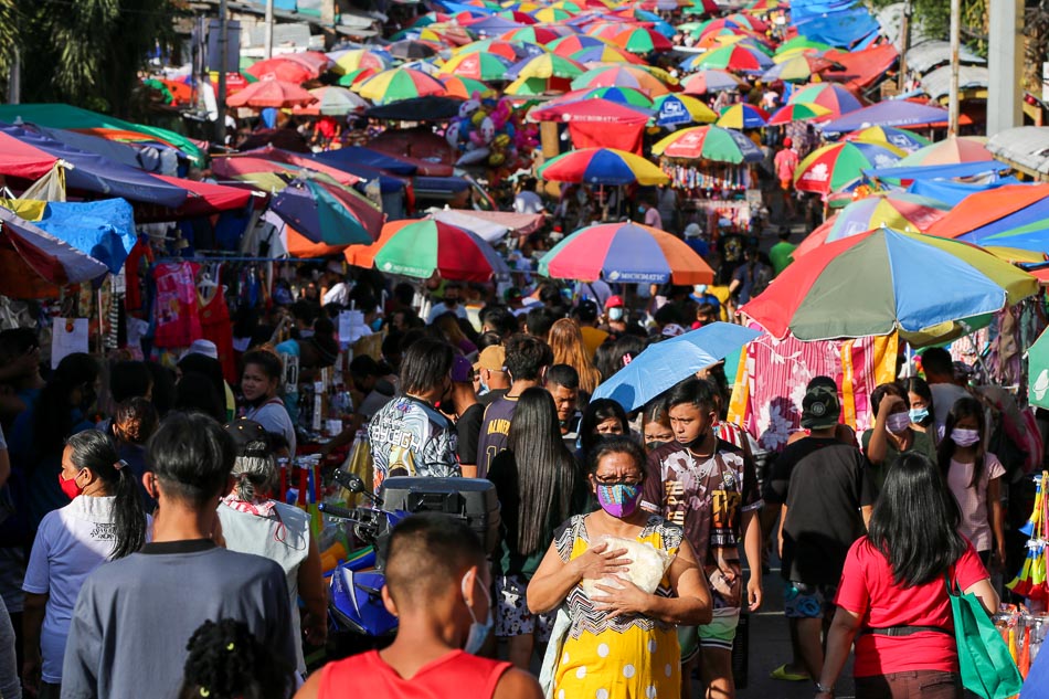 Scores crowd Bagong SIlang market on New Year's eve