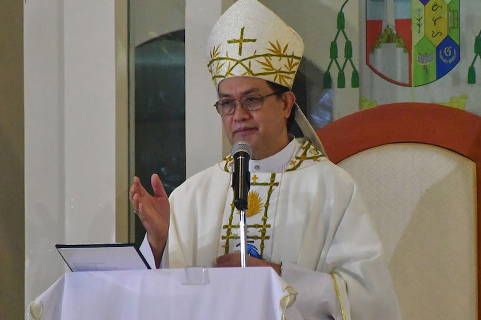  Caloocan Bishop Pablo Virgilio David during a mass at the San Roque Cathedral. File photo from Mark Demayo, ABS-CBN News/file