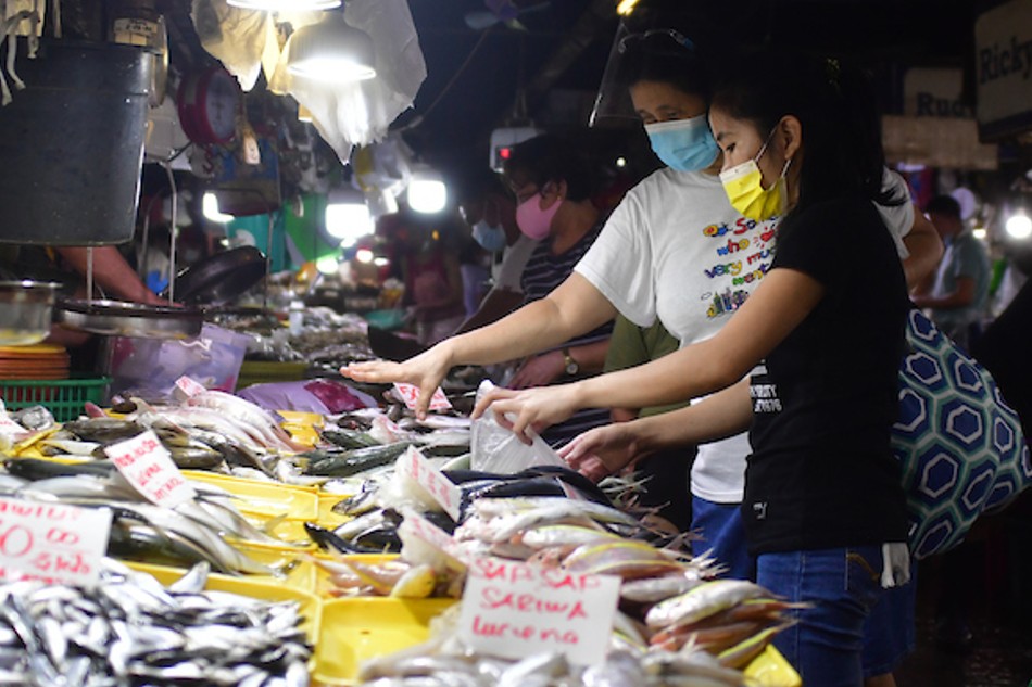 Seafood are sold at Nepa-Q Mart in Quezon City on Jan. 21, 2021, amid rising prices of basic goods. Mark Demayo, ABS-CBN News/File