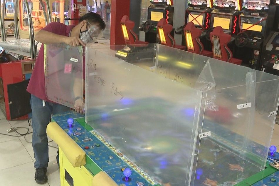 Nilalagyan ng plastic barrier ang isang gaming table sa arcade sa isang mall, bilang paghahanda sa pagbubukas ng mga establisimyentong ito sa ilalim ng Alert Level 3.