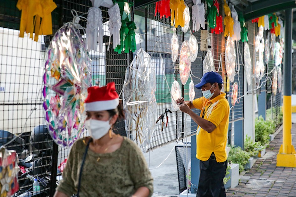 A man installs Christmas lanterns at the Greenhills Shopping Center Night Market during its launch on Nov. 4, 2021. The night market is one of the mall’s attractions for the upcoming Christmas season and will be open from Nov. 4, 2021 to Jan. 7, 2021, from 4 p.m. to 11 p.m. George Calvelo, ABS-CBN News