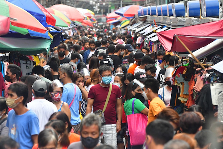 Shoppers go around the Divisoria market in Manila on Nov. 14, 2021. The National Capital Region may go on COVID-19 Alert Level 1 by Dec. 1, according to the Inter-Agency task Force on COVID-19. But the agency also warned of another surge if people fail to strictly observe minimum health protocols. Mark Demayo, ABS-CBN News