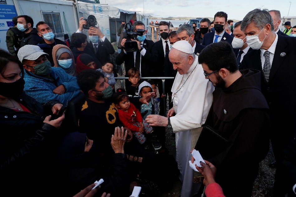 Pope Francis meets migrants during his visit to the Mavrovouni camp for refugees and migrants on the island of Lesbos, Greece, December 5, 2021. REUTERS/Guglielmo Mangiapane