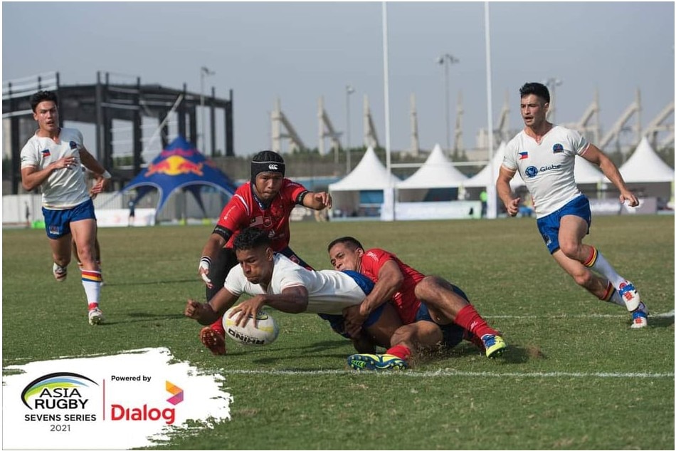 Jerome Rudder scoring a try against the Malaysian side. Photo courtesy of Dialog Axiata.