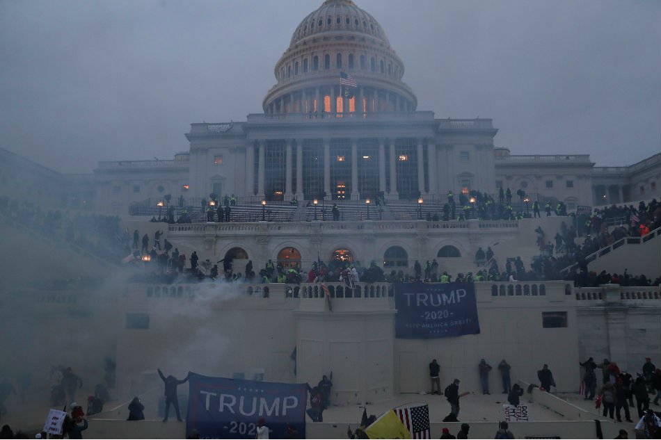 Federal agent who joined crowd during US Capitol riot suspended 1