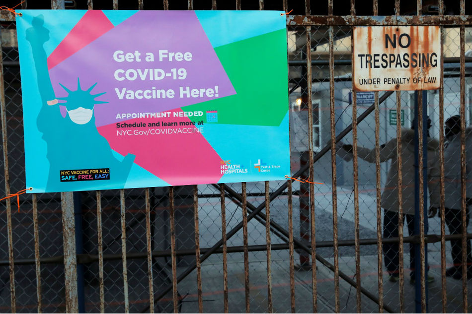 Mass vaccination sites open in New York as COVID-19 batters US 1