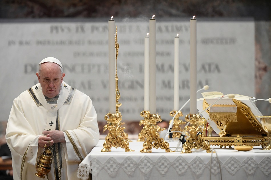 Pope Francis changes Church law to enshrine roles for women 1