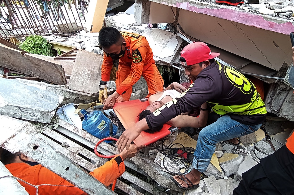 Indonesia quake kills at least 35, injures hundreds 2