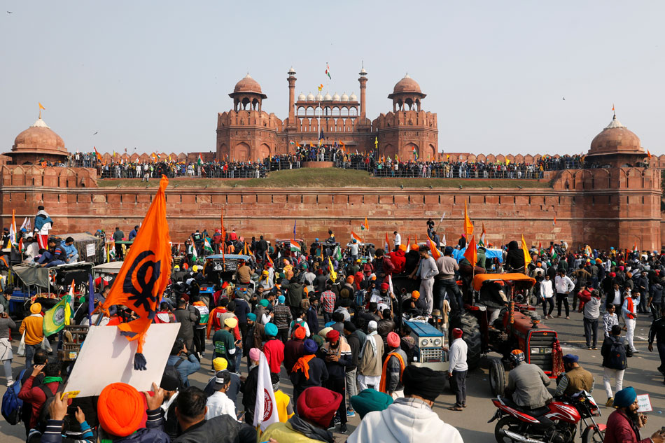 Indian farm protesters battle police to plant flags at historic Red Fort 1