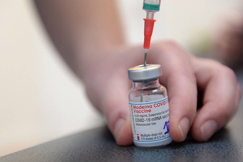 FDA approves emergency use of Moderna&#39;s COVID-19 vaccine 1