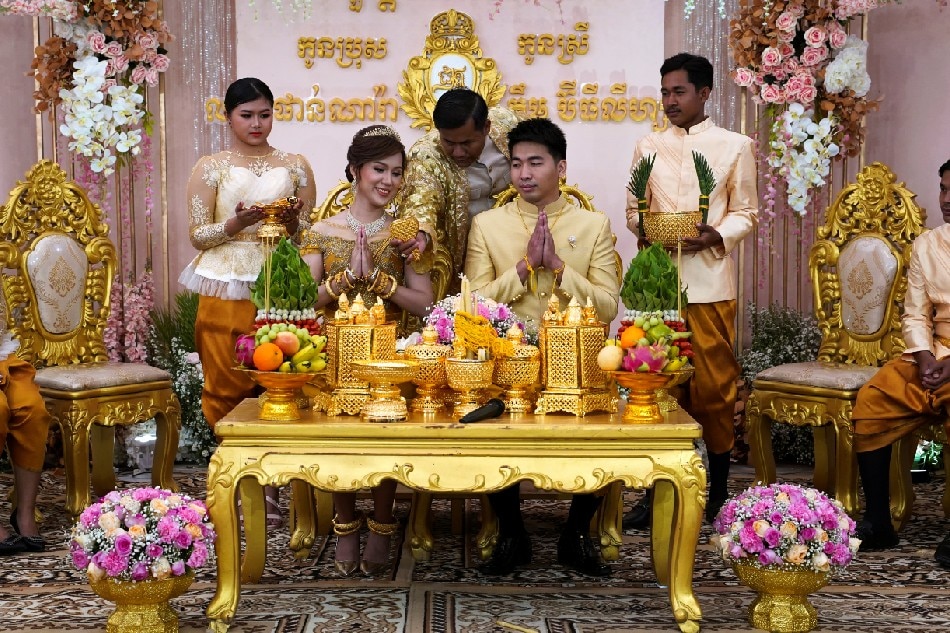 Cambodian couple finally tie the knot with glittering ceremony after pandemic curbs ease 1