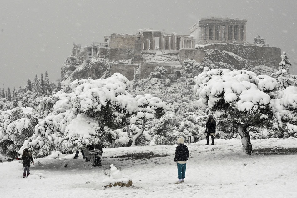Rare snowstorm blankets Athens