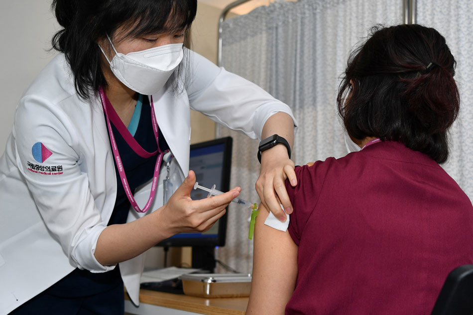 South Korea vaccinates 18,000 to start ambitious COVID-19 campaign 1