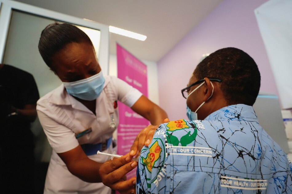 Ghana kicks off coronavirus vaccination campaign with COVAX shots 1