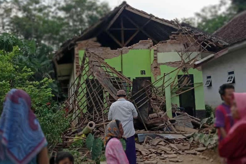 Indonesia&#39;s Java hit by magnitude 5.9 quake, at least 7 killed 1