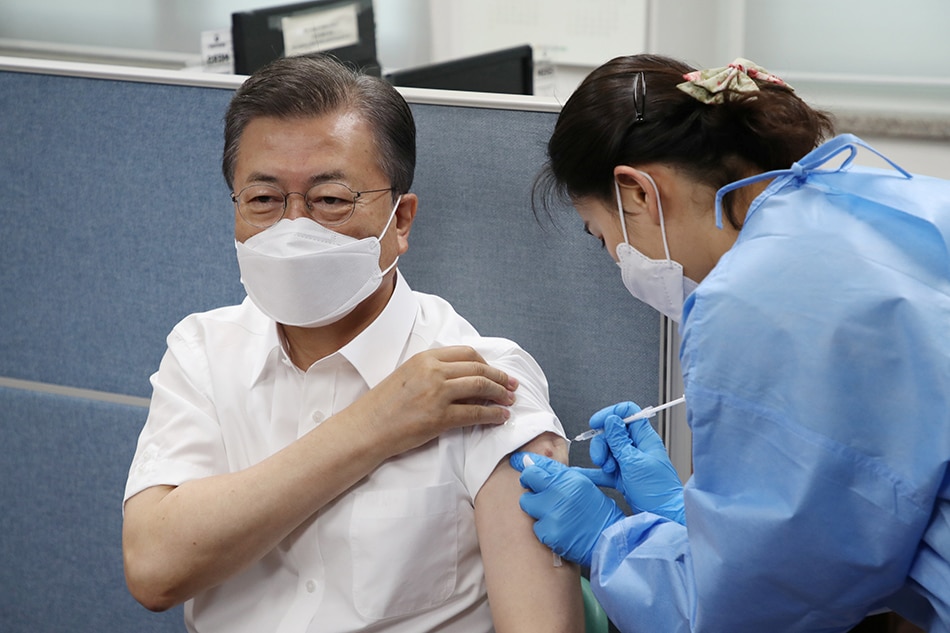 S. Korea PM gets AstraZeneca shot as nation expands COVID-19 vaccine drive 1