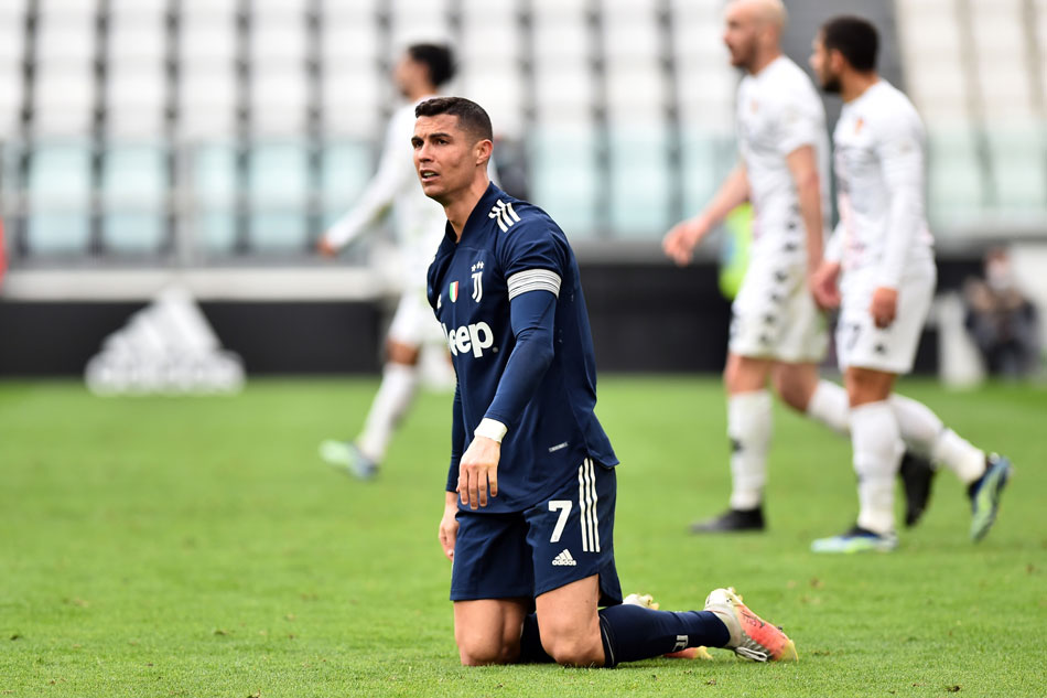 Football: Ronaldo unaffected by Juventus setbacks, says Portugal coach 1