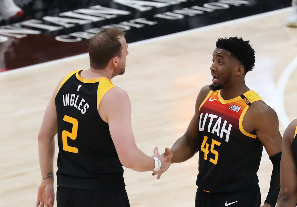 Donovan Mitchell bounces back from rolled ankle to score season