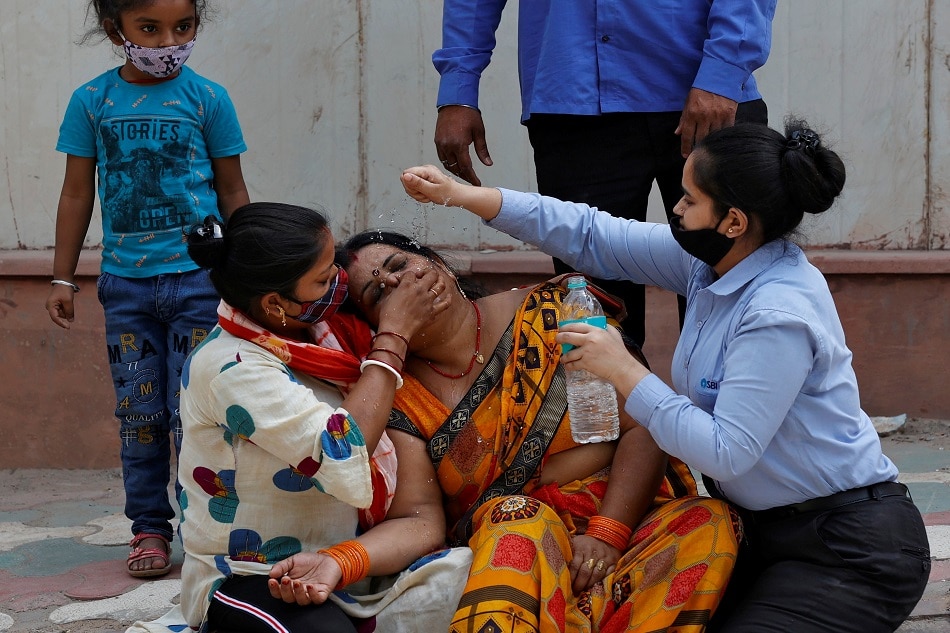 India&#39;s death toll hits new record as COVID-19 &#39;tsunami&#39; worsens 1