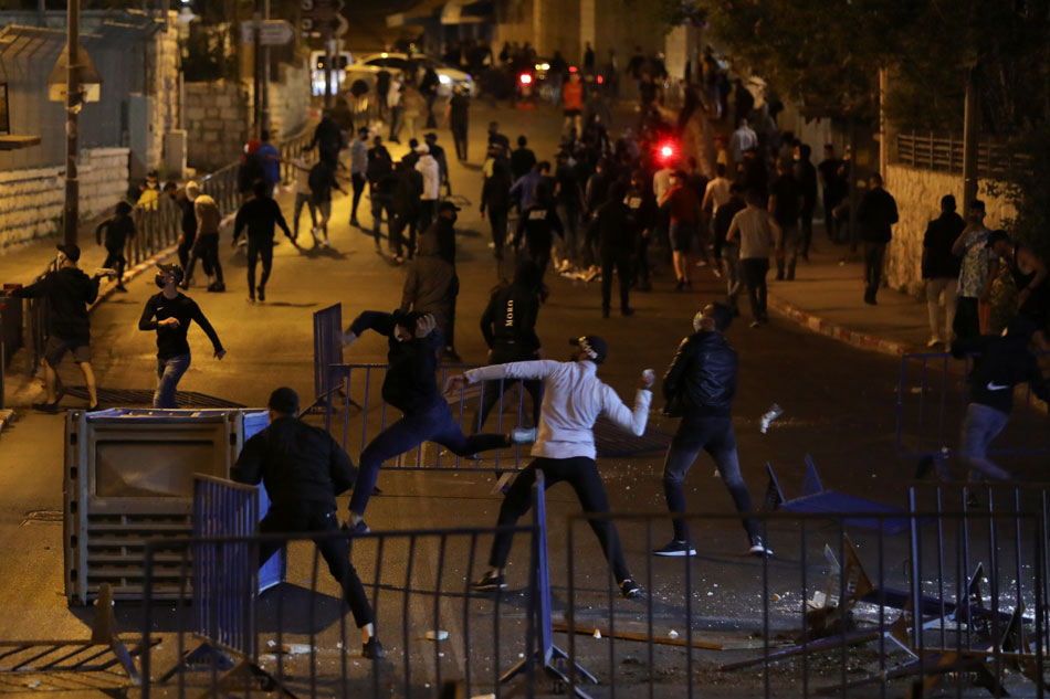 Israeli police clash with Palestinians as East Jerusalem tensions flare during Ramadan 1