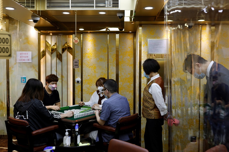 Vaccinated Hong Kong residents ready to party till 2 am curfew as bars reopen 1
