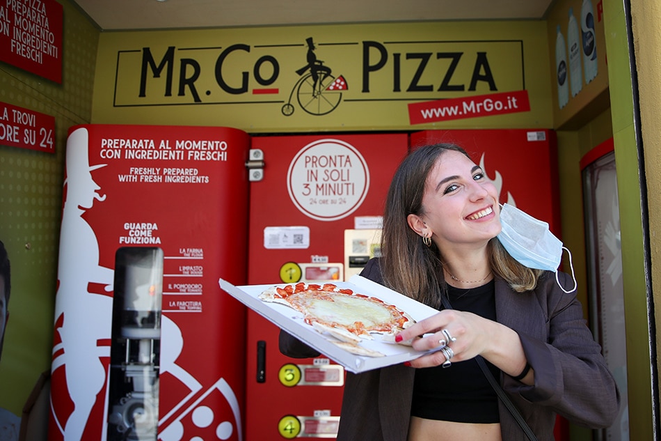 Fresh pizza vending machine prompts curiosity, horror in Rome 2