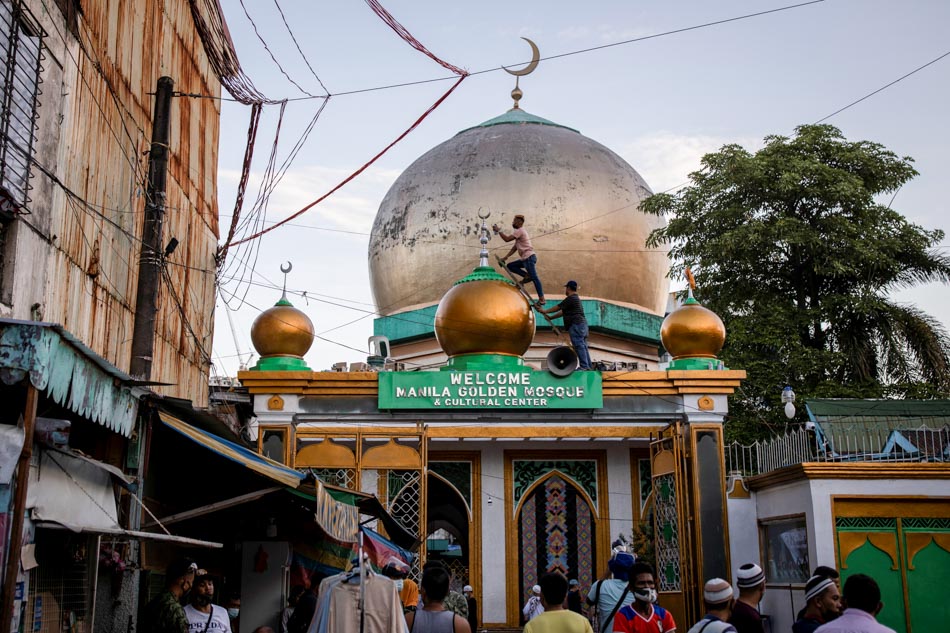 Preparing the Golden Mosque for Eid'l Fitr | ABS-CBN News