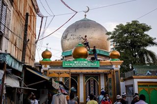 Preparing the Golden Mosque for Eid'l Fitr